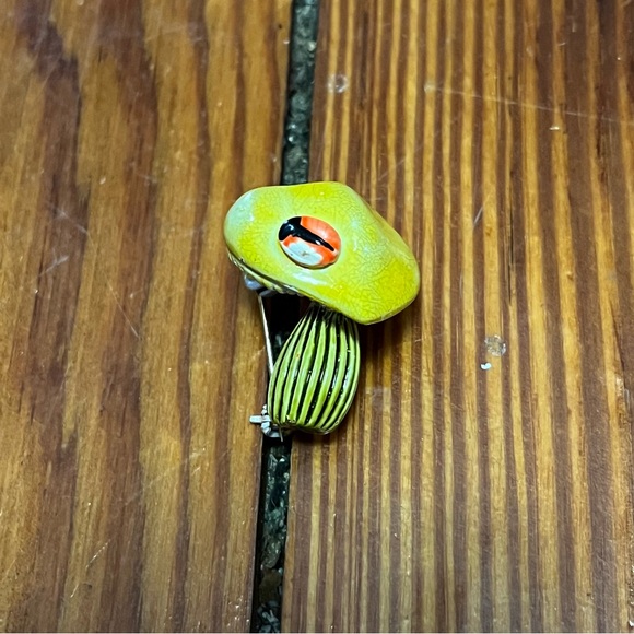 Vintage Mushroom and Beetle Bud Vase Brooch - Picture 5 of 8